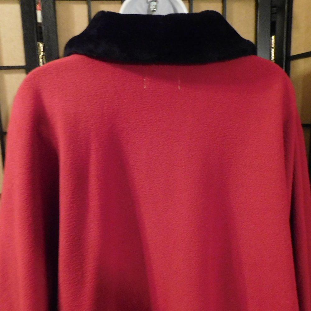 LEMODA RED CAPE - Picture 4 of 8